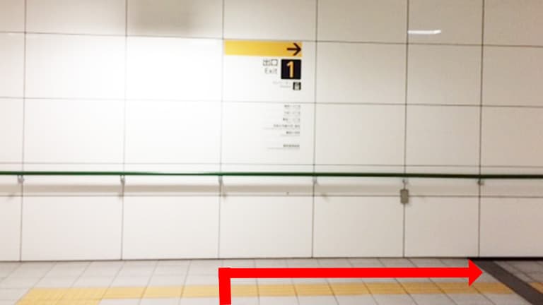 薬院大通駅改札口から1番出口へ向かう風景
