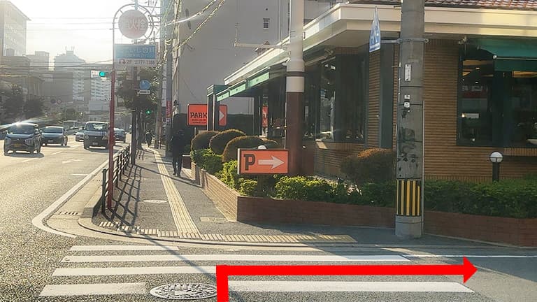 薬院大通駅1番出口地上、ロイヤルホスト手前の角