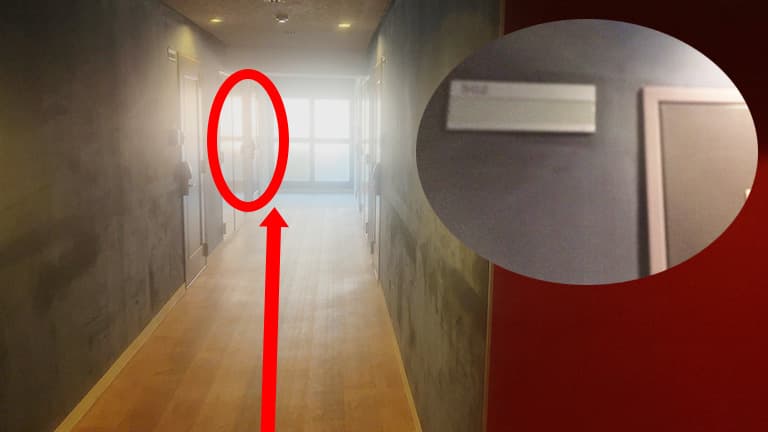 マンション5階エレベータホールからサロン入口へ向かう通路