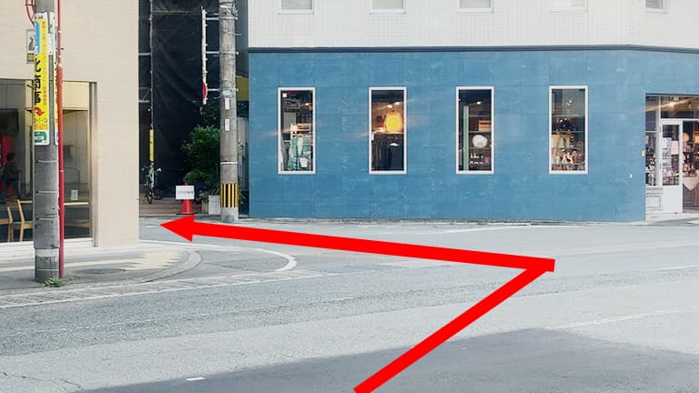 薬院二丁目バス停付近、秋本病院と雑貨屋・コーヒー屋の間の道