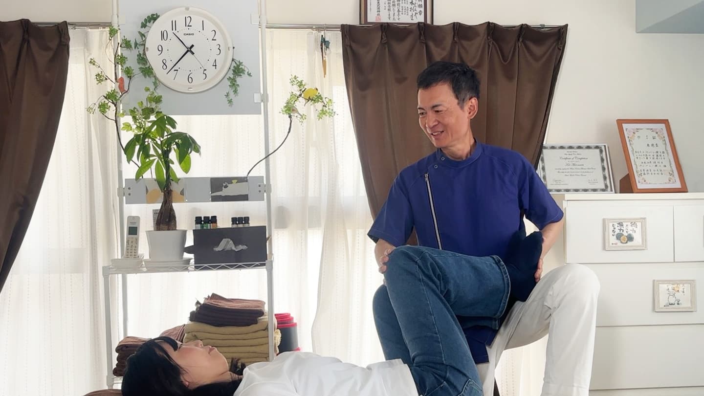 穏やかな雰囲気で腰の原因をリラックスした状態でミオンパシー施術