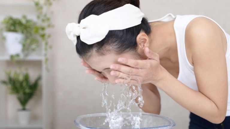 顔を洗っただけなのに突然腰痛に!